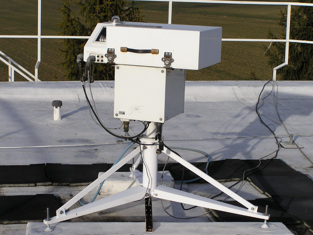 Brewerov ozónový spektrofotometer MKIV 097
